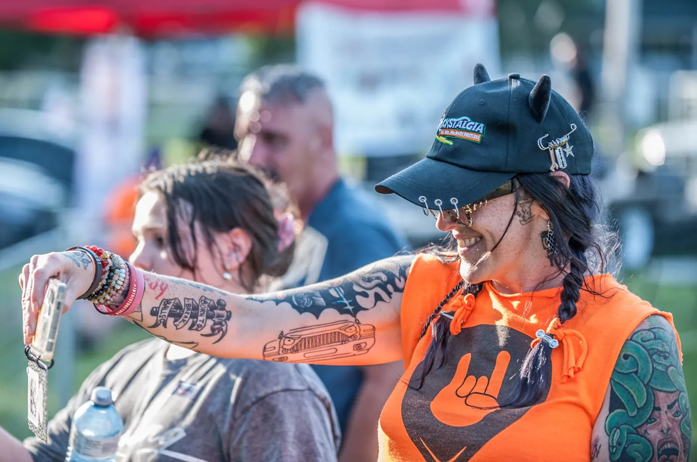 A fan in a Rockstalgia shirt throwing the horns