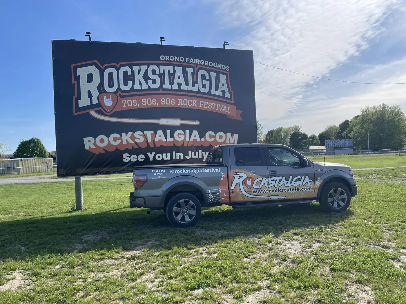 A fan's car wearing the Rockstalgia decal